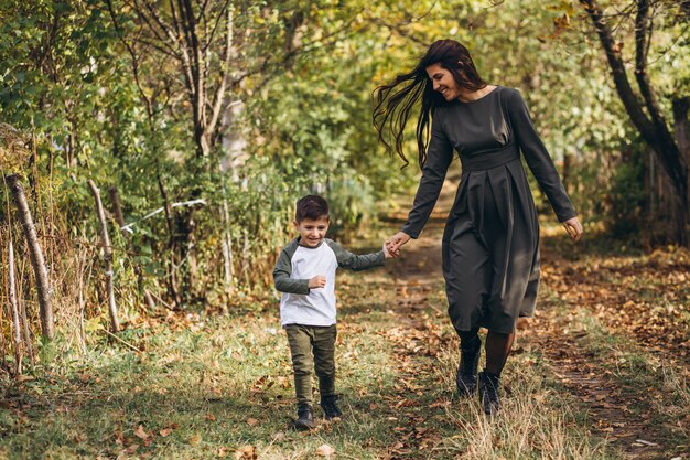 Madre con hijo pequeño en un parque de otoño