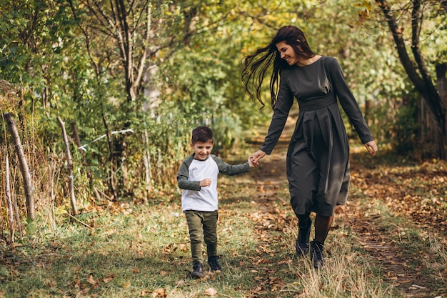 Madre con hijo pequeño en un parque de otoño