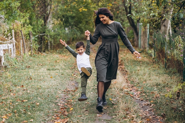 Madre con hijo pequeño en un parque de otoño