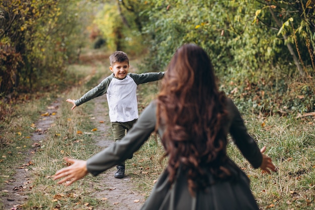 Madre con hijo pequeño en un parque de otoño