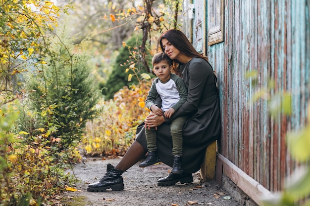 Madre con hijo pequeño en un parque de otoño