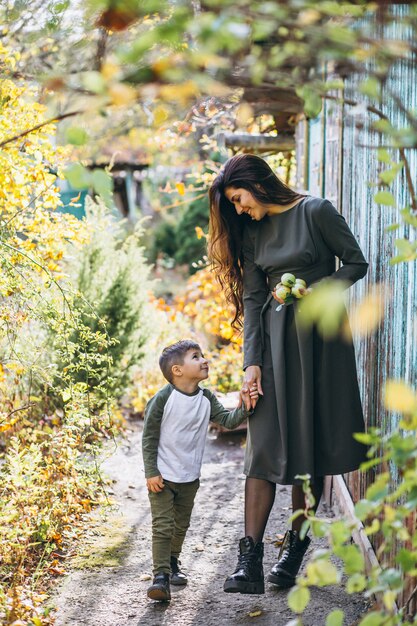 Madre con hijo pequeño en un parque de otoño