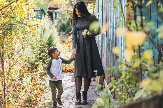 Madre con hijo pequeño en un parque de otoño