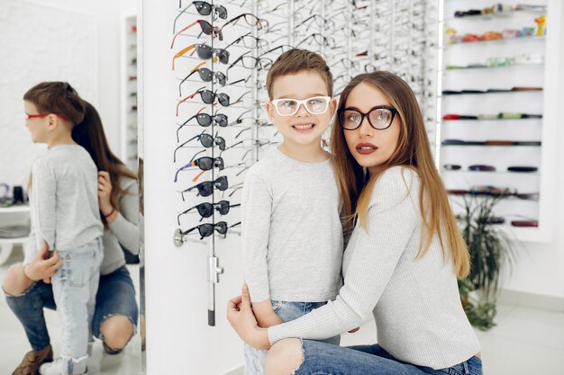 Madre con hijo pequeño en la tienda de gafas