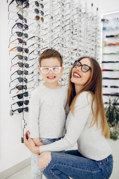 Madre con hijo pequeño en la tienda de gafas