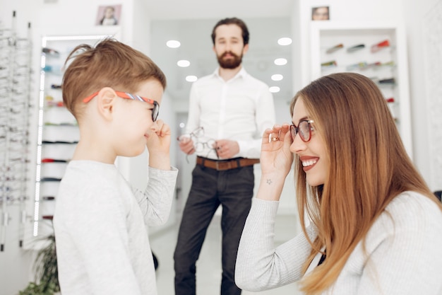 Madre con hijo pequeño en la tienda de gafas