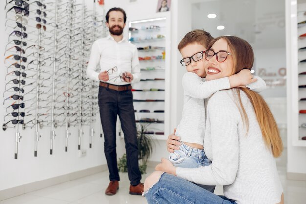 Madre con hijo pequeño en la tienda de gafas