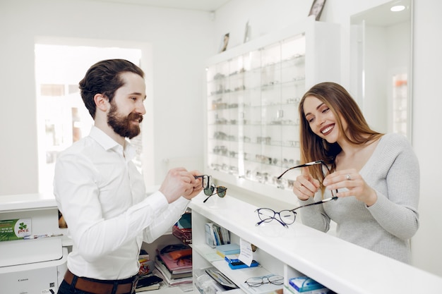 Foto gratuita madre con hijo pequeño en la tienda de gafas