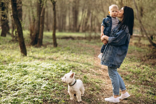 Madre con hijo y perro