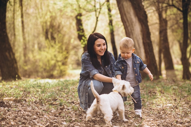 Madre con hijo y perro