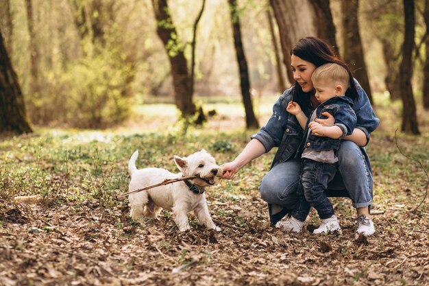 Madre con hijo y perro