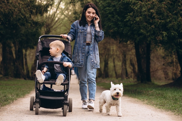 Madre con hijo y perro