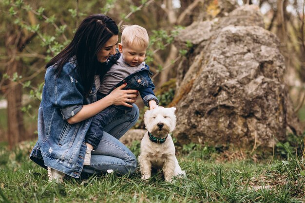 Madre con hijo y perro