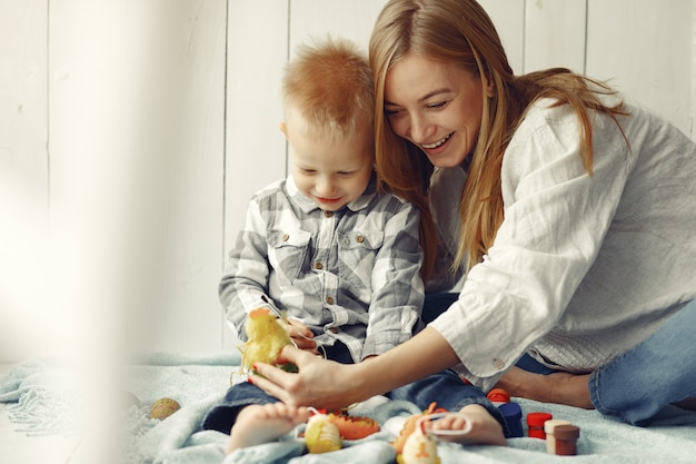 Madre con hijo preparándose para pascua en casa