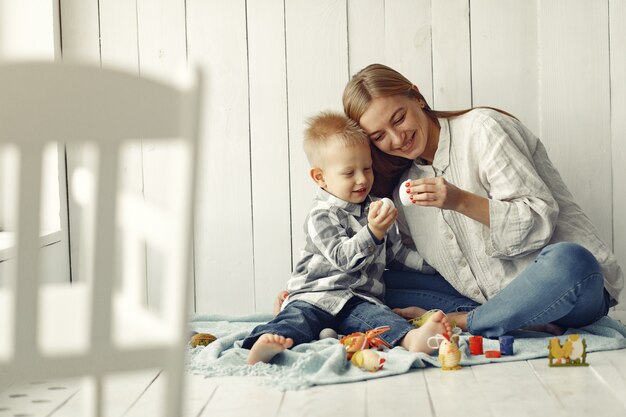 Madre con hijo preparándose para pascua en casa