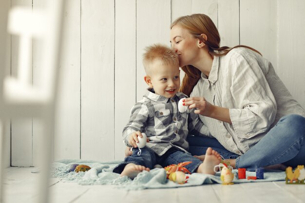 Madre con hijo preparándose para pascua en casa