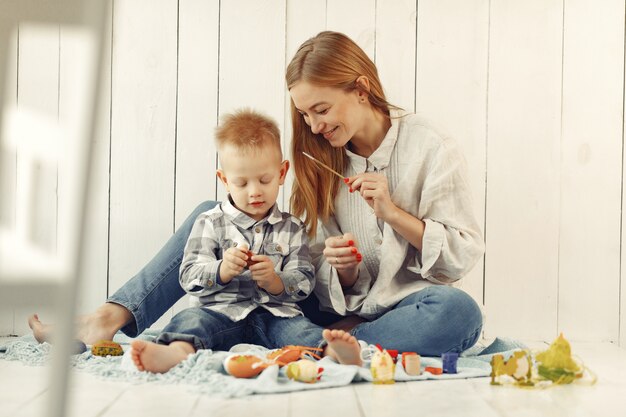 Madre con hijo preparándose para pascua en casa