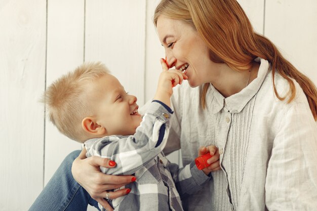 Madre con hijo preparándose para pascua en casa