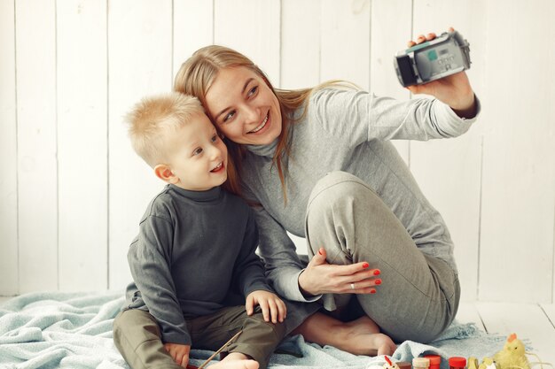 Madre con hijo preparándose para pascua en casa