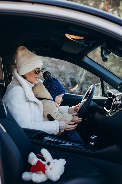 Madre con hijo sentado al volante