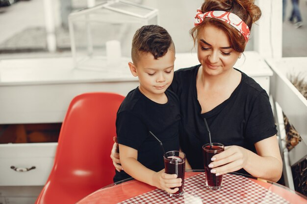 Madre con hijo sentado en un café