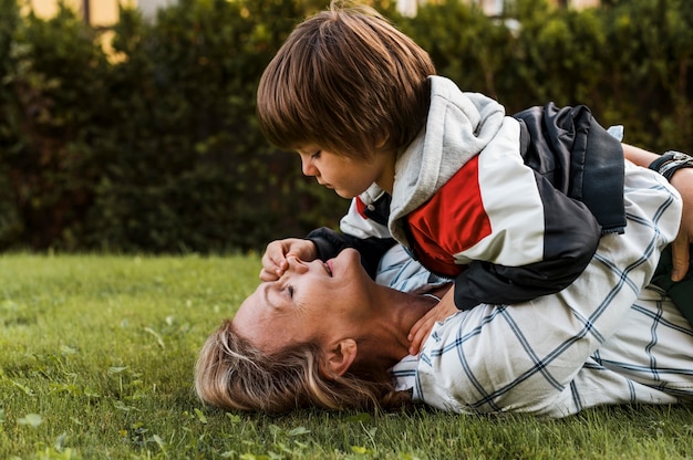 Madre con hijo de tiro medio