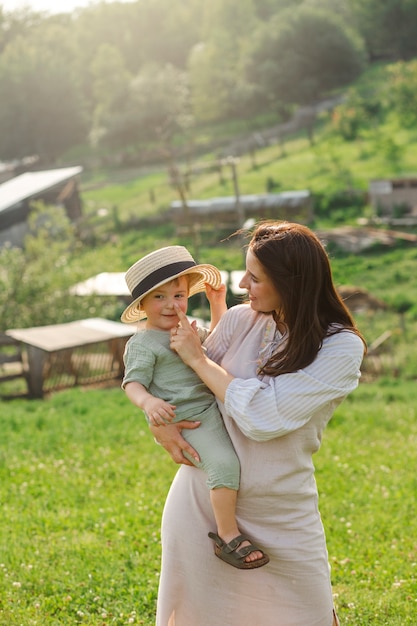 Foto gratuita madre y hijo viviendo en el campo