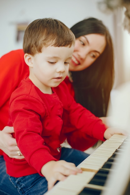 Foto gratuita madre con hijo