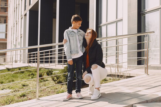 Madre con hijos en una ciudad