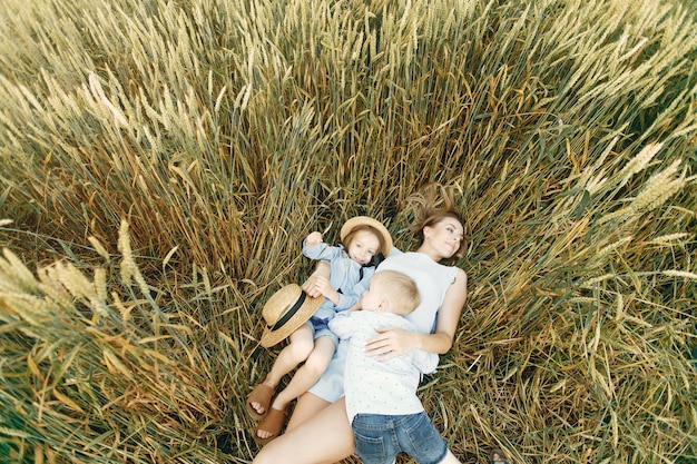 Madre con hijos jugando en un campo de verano