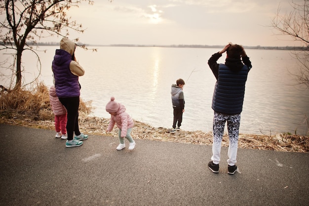 Foto gratuita madre con hijos en la orilla del lago.