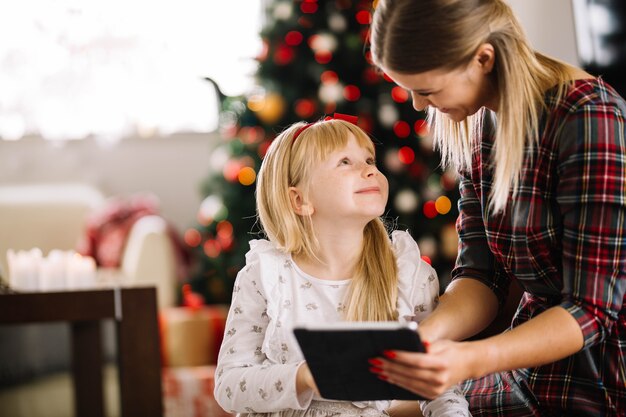 Madre joven e hija celebrando navidad