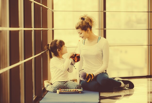 Foto gratuita madre joven jugando con su hija pequeña