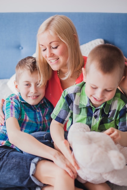 Madre joven con sus hijos