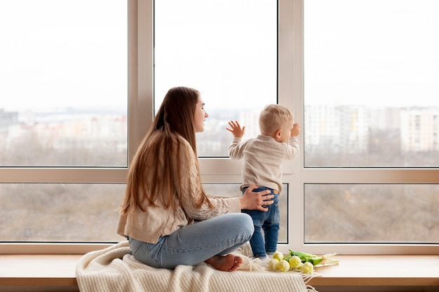 Foto gratuita madre jugando con bebé