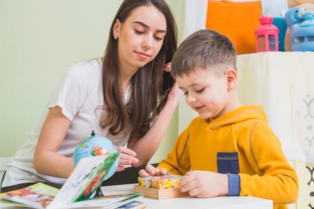 Madre jugando cubos con niño