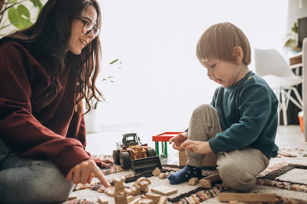 Madre jugando con hijo en casa