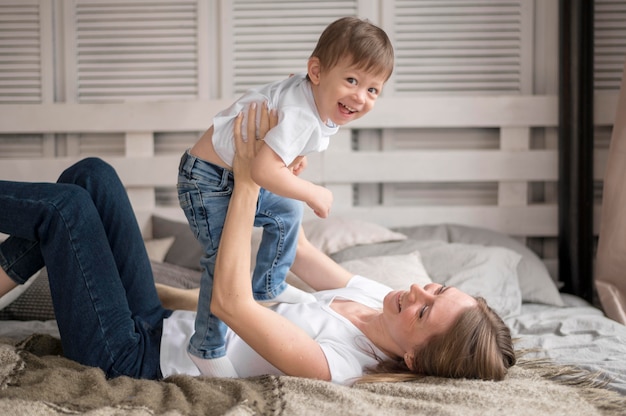 Foto gratuita madre jugando con hijo