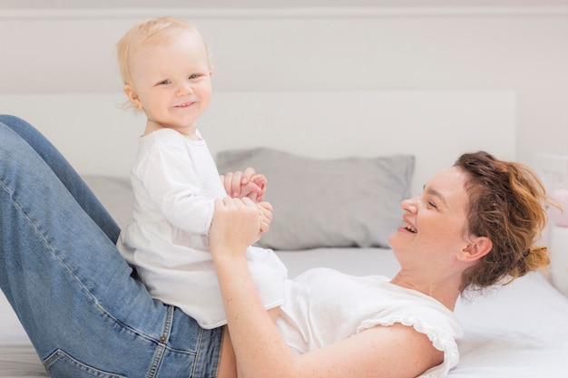 Foto gratuita madre jugando con linda niña