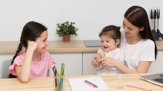 Madre jugando con las niñas