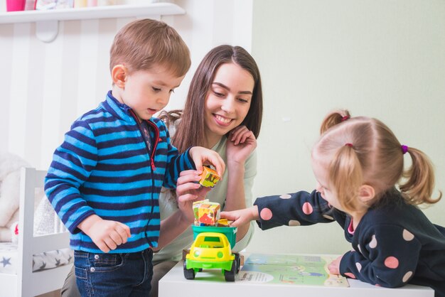 Madre jugando con niños