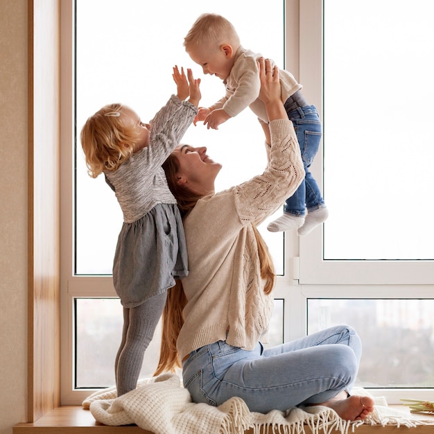 Madre jugando con niños