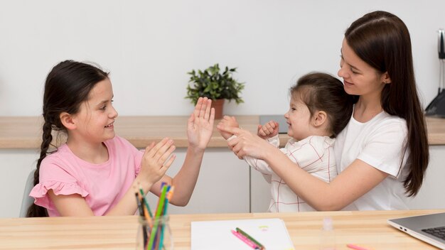 Madre jugando con niños