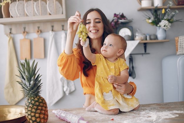 Madre jugando con pequeña hija en casa