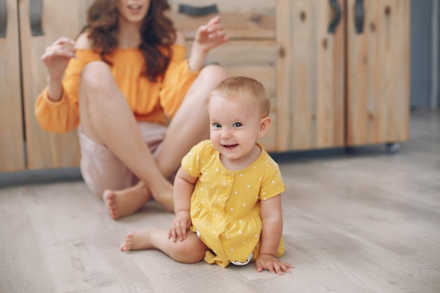 Madre jugando con pequeña hija en casa