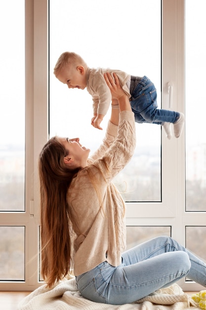 Madre jugando con pequeño hijo