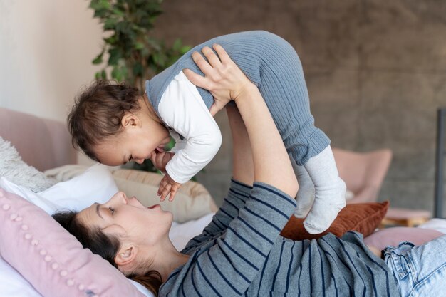 Madre jugando con su bebé y haciéndolo reír