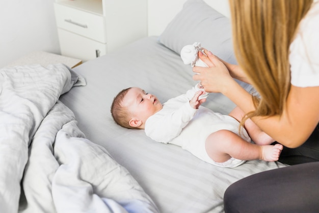 Madre jugando con su bebé