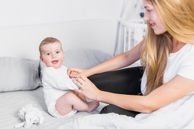 Madre jugando con su bebé