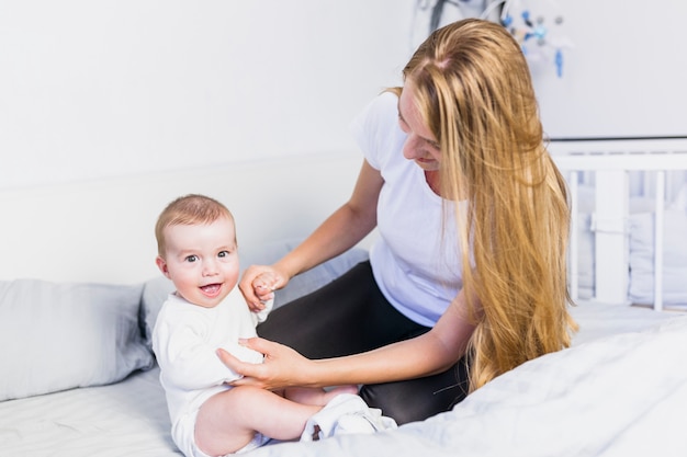 Foto gratuita madre jugando con su bebé